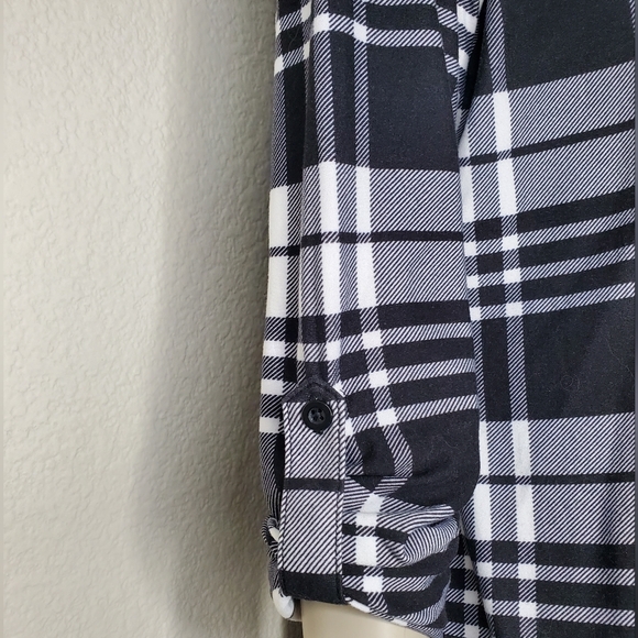 Plaid, 3/4 sleeve top. - Picture 4 of 10
